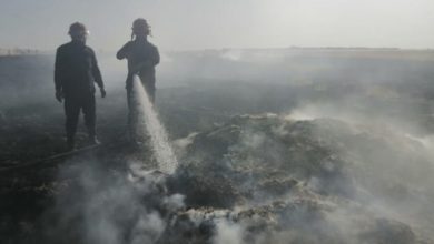 صورة الاستجابة الأولية يخمد حريقاً في أرض زراعية غرب الرقة