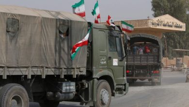 صورة تدمير شاحنة محملّة بالأسلحة والذخيرة للميليشيات الإيرانية ومقتل عنصرين بريف البوكمال