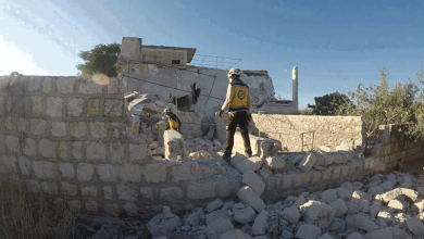 صورة إصابة شخصين في قصف مدفعي للنظام السوري على ريف إدلب