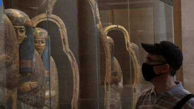 صورة معروضات أثرية مسروقة من سوريا في متحف “اللوفر”