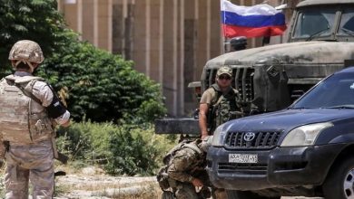 صورة قائد القوات الروسية في سوريا ووزير دفاع النظام يصلان إلى درعا للاجتماع مع “اللواء الثامن”