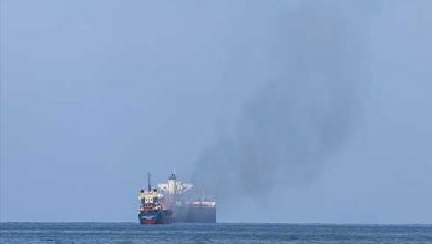 صورة نشوب حريق مجهول السبب يطال سفينة في مرفأ اللاذقية