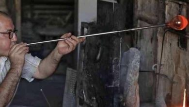 صورة شح الوقود يجبر شيخ الكار وصاحب آخر ورشة نفخ زجاج في دمشق على الإغلاق
