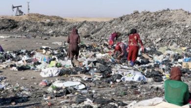 صورة يبحثون عن لقمة عيشهم في مكب النفايات بجانب بئر بالقامشلي