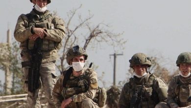صورة مسؤولون عسكريون أتراك يتفقدون الاستعدادات لصد أي عملية مفاجئة جنوب إدلب