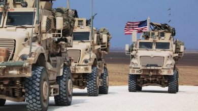 صورة في مشهد مهين.. قوات أمريكية تتجول على بعد أمتار من مواقع النظام بالحسكة