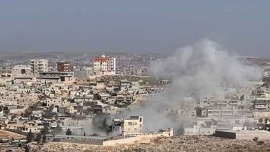 صورة مقتل 4 أشخاص وإصابة آخرين في قصف على مدينة سرمدا شمال إدلب