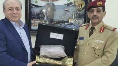 صورة الملحق العسكري للحوثيين في دمشق يبحث مع رئيس استخبارات النظام “تبادل المعلومات والتجارب”