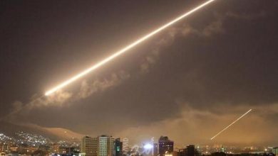 صورة القناة “12” الإسرائيلية: صاروخ قادم من سوريا مضاد للطائرات انفجر الليلة الماضية فوق شاطئ حيفا