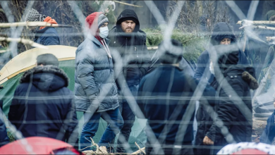 صورة الشرطة البولندية تستخدم الغاز والمياه لتفريق المهاجرين على الحدود (فيديو)