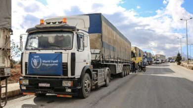 صورة دخول قافلة مساعدات أممية من مناطق النظام السوري إلى مناطق المعارضة