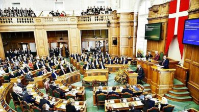 صورة البرلمان الدنماركي يسقط عضوية وزيرة الهجرة بسبب إدانتها بفصل سوريين عن زوجاتهم
