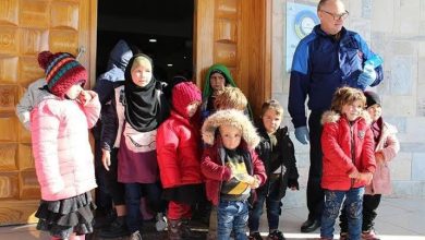صورة “الإدارة الذاتية” تُسلّم 9 أطفال روس من “يتامى داعش” لحكومة بلادهم