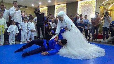 صورة بضربة خاطفة .. عروسة تطرح عريسها أرضًا خلال حفل الزفاف (فيديو)