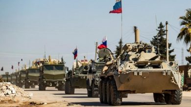 صورة روسيا ترسل تعزيزات عسكرية ضخمة إلى قواعدها في ريف الرقة