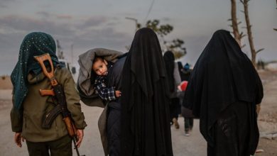 صورة محكمة هولندية تقضي بإعادة 41 امرأة وطفلاً محتجزين في شمال شرق سوريا