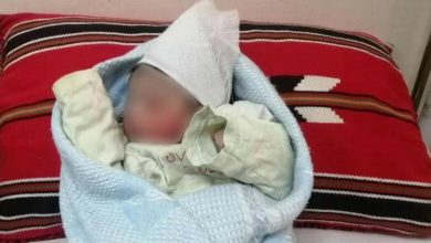 صورة سكان في درعا يعثرون على طفلة تبلغ من العمر 3 أيام