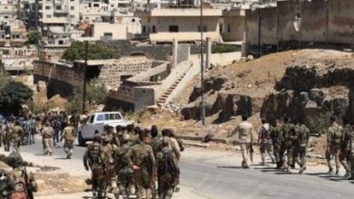 صورة “وسط حشودات عسكرية كبيرة” قوات النظام السوري تقوم بتحصينات وقطع طرقات في درعا