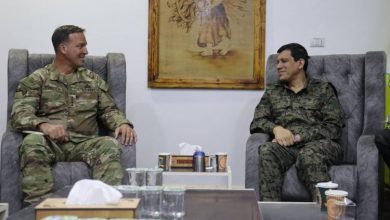 صورة لقاء بين القائد العام لقسد وقائد القيادة الأمريكية الوسطى