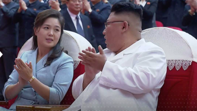 صورة شاهد|| صورة لزوجة زعيم كوريا الشمالية تكشف “مفاجأة” برقبتها