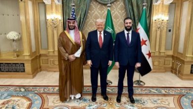 صورة ترمب يلتقي الرئيس السوري في الرياض ويعلن رفع العقوبات