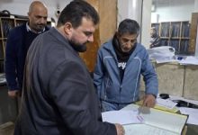 صورة مجموعة مسلحة تقتحم مبنى محافظة السويداء وأبناء عن احتجاز المحافظ