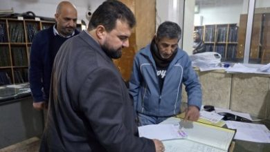 صورة مجموعة مسلحة تقتحم مبنى محافظة السويداء وأبناء عن احتجاز المحافظ