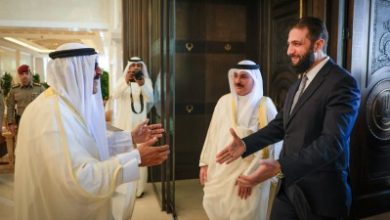 صورة أمير الكويت يستقبل الرئيس السوري أحمد الشرع في قصر البيان