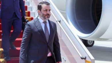صورة أسعد الشيباني يصل إلى قطر رفقة عدد من الوزراء