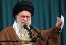 صورة خامنئي يتوعد إسرائيل بردٍّ قاسٍ في تغريدة له بالعبرية