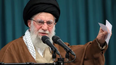 صورة خامنئي يتوعد إسرائيل بردٍّ قاسٍ في تغريدة له بالعبرية