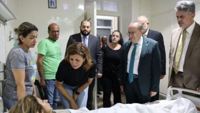 صورة وفد حكومي يتفقد جرحى تفجير كنيسة مار إلياس في دمشق
