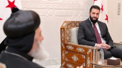 صورة الشرع يؤكد لوكيل بطريركية أنطاكيا على أهمية تكاتف السوريين لحماية البلاد