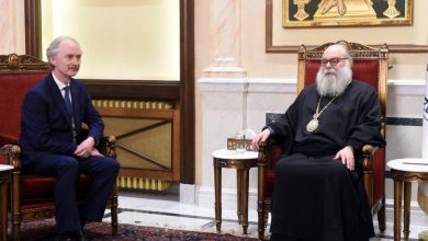 صورة بيدرسون في لقاء تضامني مع البطريرك يوحنا العاشر بعد حادثة كنيسة مار إلياس