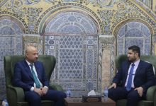 صورة مباحثات بين وزير الطوارئ ومحافظ إدلب حول إعادة الإعمار وعودة المهجرين
