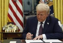 صورة ترمب يوقّع أمراً تنفيذياً برفع العقوبات عن سوريا