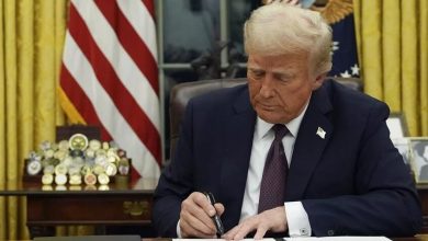 صورة ترمب يوقّع أمراً تنفيذياً برفع العقوبات عن سوريا