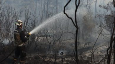 صورة إصابة متطوعين من الدفاع المدني واحتراق آليتهم أثناء إخماد الحرائق في اللاذقية