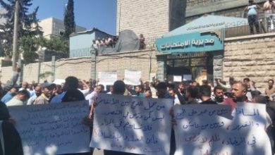 صورة وقفة احتجاجية للمعلمين في إدلب للمطالبة بتحسين الوضع المعيشي