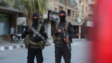 صورة الأمن الداخلي يعتقل عشرات المطلوبين ويضبط أسلحة وذخائر في البوكمال