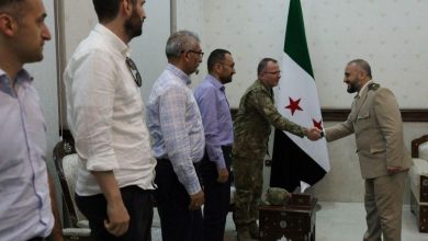 صورة وزير الدفاع يناقش مع وفد تركي سبل تعزيز التعاون في الصناعات الدفاعية