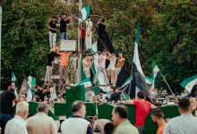 صورة مظاهرات في مدن سورية تنديداً بالغارات الإسرائيلية