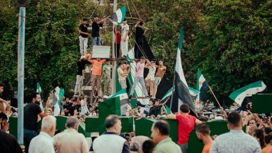 صورة مظاهرات في مدن سورية تنديداً بالغارات الإسرائيلية