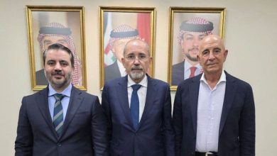 صورة الوزير الشيباني يلتقي المبعوث الأمريكي ووزير الخارجية الأردني لبحث اتفاق السويداء