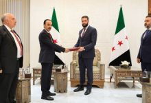 صورة الشرع يتسلّم التقرير النهائي للجنة التحقيق بأحداث الساحل