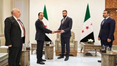 صورة الشرع يتسلّم التقرير النهائي للجنة التحقيق بأحداث الساحل