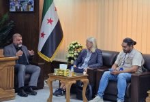 صورة وفد من برنامج الأغذية العالمي يتفقد أوضاع النازحين في مراكز الإيواء بدرعا
