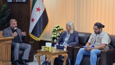 صورة وفد من برنامج الأغذية العالمي يتفقد أوضاع النازحين في مراكز الإيواء بدرعا