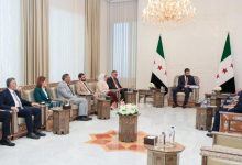 صورة الرئيس الشرع يتسلم النسخة النهائية من النظام الانتخابي المؤقت لمجلس الشعب