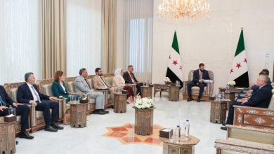 صورة الرئيس الشرع يتسلم النسخة النهائية من النظام الانتخابي المؤقت لمجلس الشعب